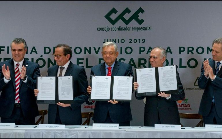 Firma para el fomento de la inversión y el desarrollo incluyente entre el presidente López Obrador y el CCE. FACEBOOK/cceoficialmx