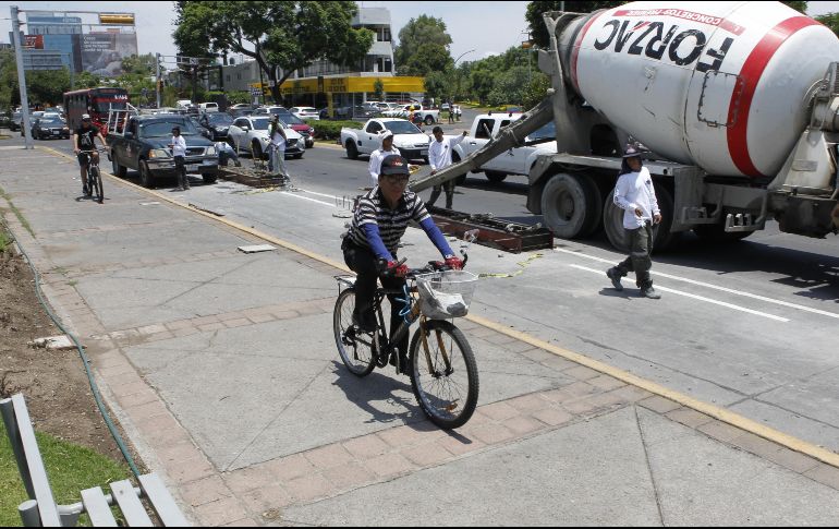 Los trabajos de construcción de esta ciclovía ya empezaron sobre la Avenida Niños Héroes en el tramo de la Glorieta de la Estampida. EL INFORMADOR / A. Camacho