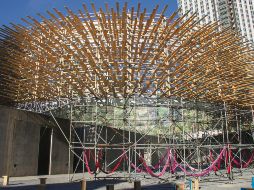 “Horama Rama”, consta de un gigantesco ciclorama colocado sobre andamios, de 12 metros de altura (40 pies) y 27 metros de ancho (90 pies), que permite caminar por debajo de la estructura. EFE