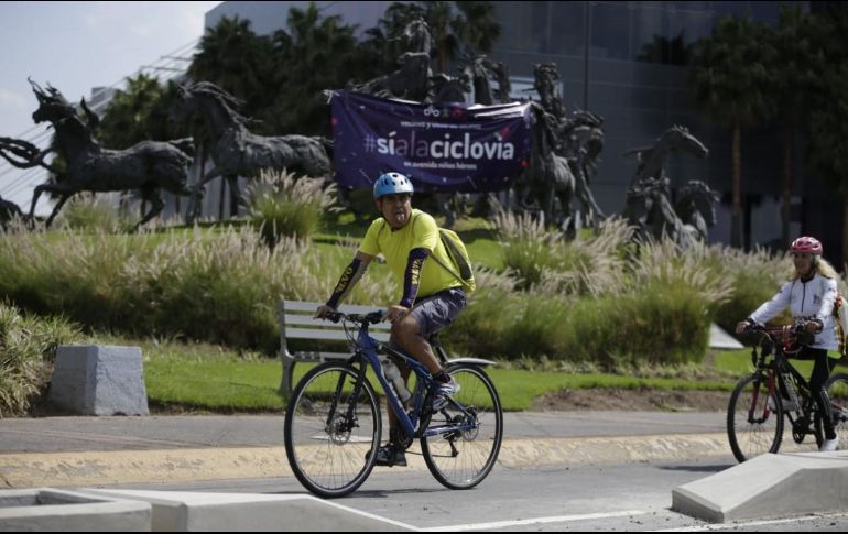 En el lugar, asistieron alrededor de 100 personas con bicicletas y letreros en los que se leía, principalmente: 