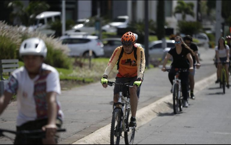 En el lugar, asistieron alrededor de 100 personas con bicicletas y letreros en los que se leía, principalmente: 