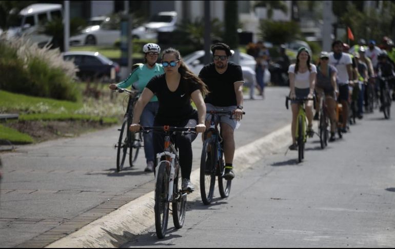 En el lugar, asistieron alrededor de 100 personas con bicicletas y letreros en los que se leía, principalmente: 