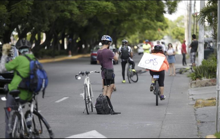 En el lugar, asistieron alrededor de 100 personas con bicicletas y letreros en los que se leía, principalmente: 