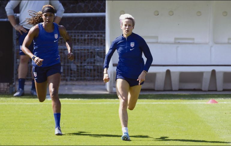 Rapinoe (derecha) tiró dardos contra la FIFA, previo a la Final contra Holanda. AFP
