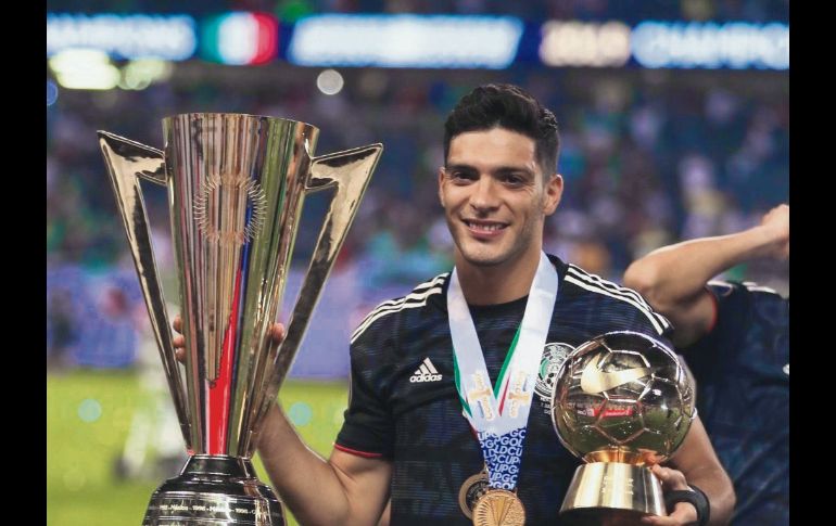 Raúl Jiménez fue galardonado como el mejor jugador del torneo. ESPECIAL