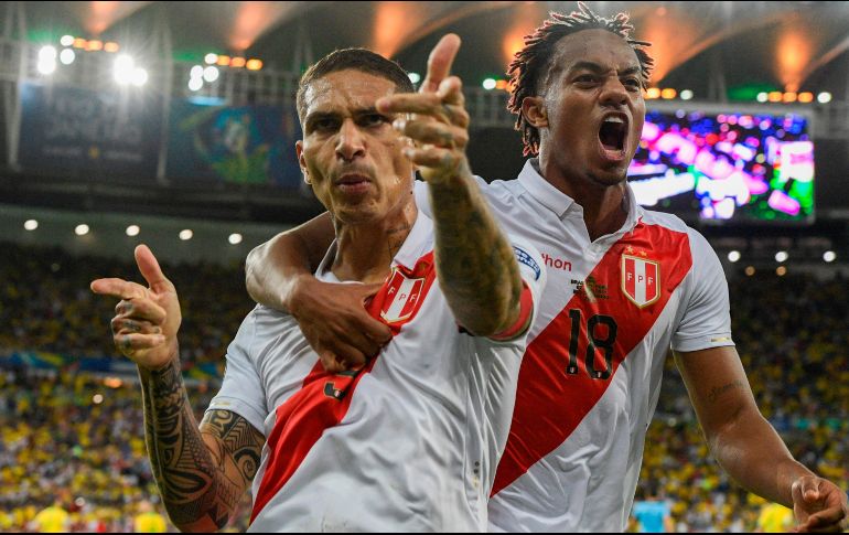 A pesar de la derrota. los aficionados peruanos recibieron a su selección de manera festiva. AFP