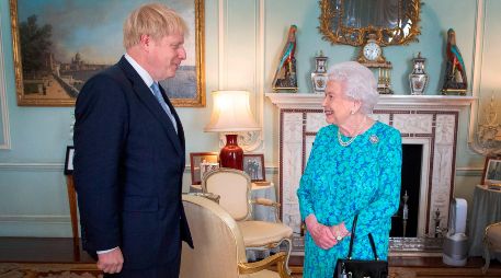 Johnson fue investido por la reina Isabel II en una audiencia en el palacio de Buckingham, en Londres.