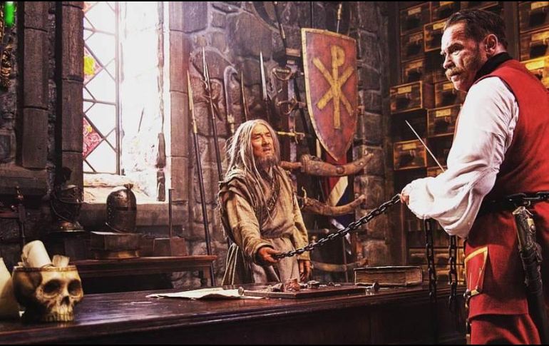 Schwarzenegger interpreta a un alguacil de la Torre de Londres que impone entre los prisioneros un combate de artes marciales en el que se concede la libertad al ganador. TWITTER / @MauroAhumada