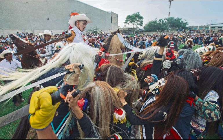 Sable en mano, “El Santiago” combate a sus rivales, los tastoanes, en San Juan de Ocotán. EL INFORMADOR / G. Gallo