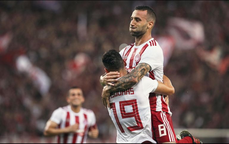 Guilherme celebra uno de los goles que le dieron el pase al Olympiacos. AP