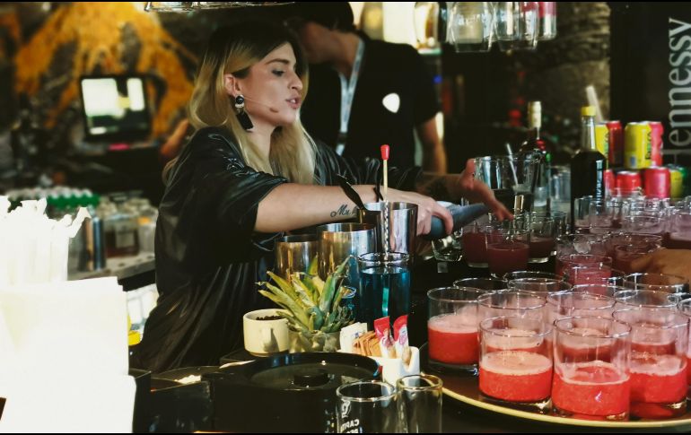 “Buggie Bowie” por ALE Diorio: 45 mililitros de Tequila Casa Noble, 20 mililitros de Campari, 15 mililitros de jugo de limón, 10 mililitros de óleo de limón especiado, 25 mililitros de jarabe de jamaica, 30 mililitros de clara de huevo. Mezclar ingredientes y servir en vaso corto con hielo. EL INFORMADOR / M. Castillo