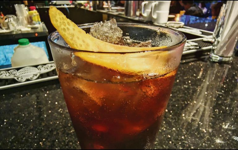 “Back in Black” por Fernando Peretz: 45 mililitros de Jack Daniel’s, 15 mililitros de licor de café, 15 mililitros de licor de avellanas (se recomienda Frangelico), 90 mililitros de cerveza Stout (se recomienda Guiness), top de Toni Col (soda de vainilla). Mezclar Jack Daniel’s, licor de café y licor de avellanas en un shaker con hielo. Servir en un vaso largo con hielo y rellenar con cerveza Stout y Toni Col. EL INFORMADOR / M. Castillo