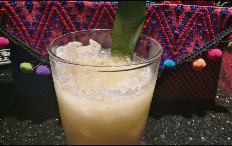 “Down in Mexico” por Raúl Torrecilla: 45 mililitros de tequila Patron Silver, 45 mililitros de jugo de piña, 5 mililitros de Disaronno, 15 mililitros de jugo de limón, 15 mililitros de horchata, pencas de piña y flores comestibles.  Para la horchata: 1 naranja, 500 gramos de arroz, 500 gramos de azúcar, 1 vara de canela, 1 clavo de olor. Mezclar ingredientes y servir en un vaso largo con hielos. EL INFORMADOR / M. Castillo