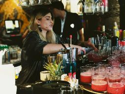 “Buggie Bowie” por ALE Diorio: 45 mililitros de Tequila Casa Noble, 20 mililitros de Campari, 15 mililitros de jugo de limón, 10 mililitros de óleo de limón especiado, 25 mililitros de jarabe de jamaica, 30 mililitros de clara de huevo. Mezclar ingredientes y servir en vaso corto con hielo. EL INFORMADOR / M. Castillo