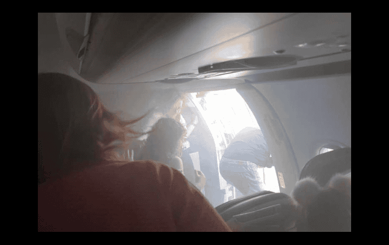 Los pasajeros salieron por las puertas de emergencia del avión, que cubría la ruta Londres-Valencia. TWITTER/@aviaciondigital