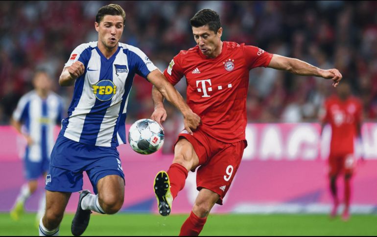 El delantero polaco, Robert Lewandowski (derecha), marcó los dos tantos del actual campeón de la Bundesliga. AFP