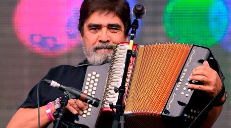 El músico con su instrumento representativo en el Vive Latino de 2013, en Ciudad de México. AFP
