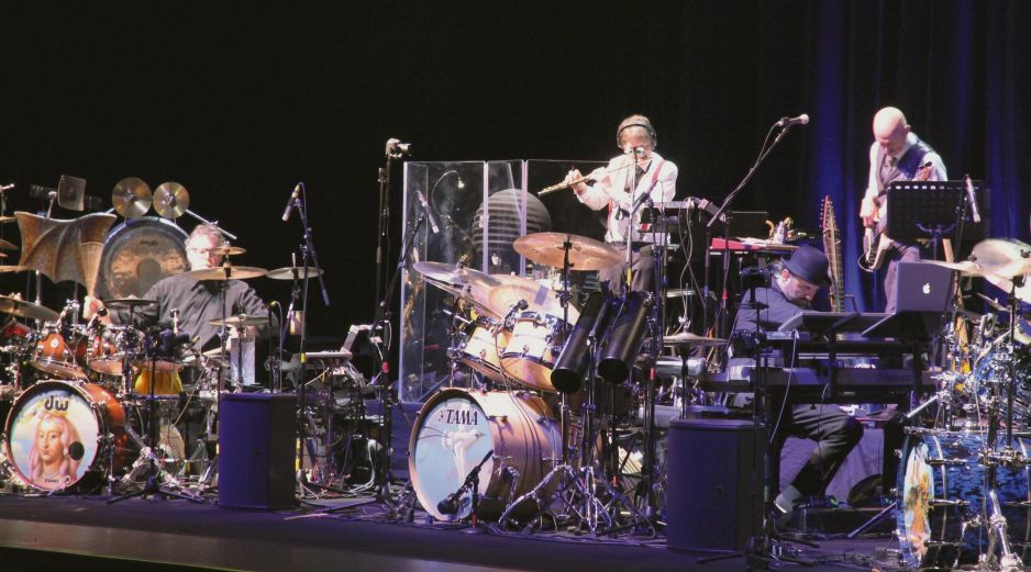 La agrupación se presenta con una particularidad: tres baterías al frente del escenario. CORTESÍA