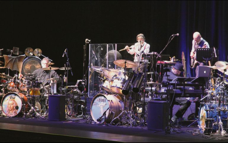 La agrupación se presenta con una particularidad: tres baterías al frente del escenario. CORTESÍA