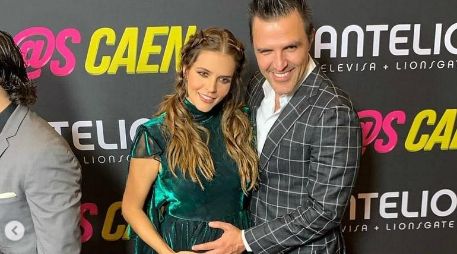 Claudia Álvarez lució sonriente junto a su esposo Billy Rovzar y a su pancita que está por cumplir la mitad del periodo de gestación. INSTAGRAM / claudiaalvarezo