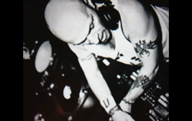 Y para continuar con el tema de los ciclos que extrañamente la música “moderna” llega a revolucionar la escena, imposible omitir el enorme y sensacional club “Twilo”. Catedral de la música electrónica en todas sus modalidades, cerró sus puertas en el 2001 y de alguna forma vino a suplir a aquel mítico “Studio 54”. Ubicado en el barrio de Chelsea en la parte Oeste de aquel Nueva York que ya no lo es más, reunía cada fin de semana hasta 10 mil asistentes entre las 11 de la noche de los sábados hasta las 5 PM del Domingo... hora en que JUNIOR VÁZQUEZ apagaba sus tornamesas. CORTESÍA / F. Partida