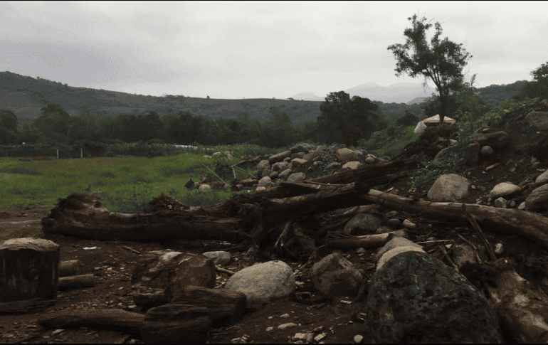 La crecida dejó depósitos de arena y material forestal sobre los laterales en uno de los cruces del pueblo. ESPECIAL