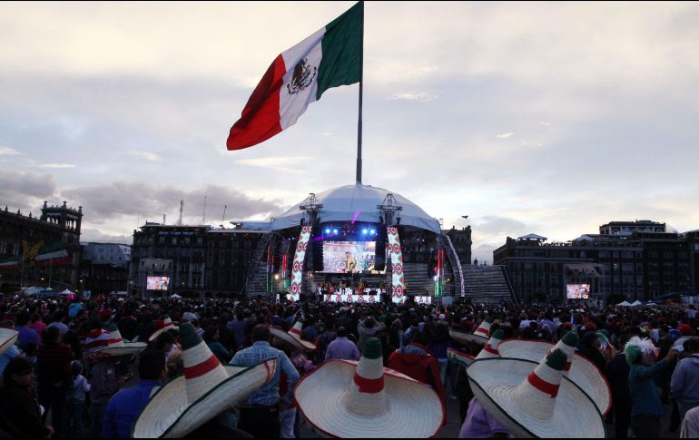 La verbena popular comenzará aproximadamente a las 16:0 horas del 15 de septiembre; el 16 de septiembre se llevará a cabo el desfile por las calles de la capital del país. NTX / ARCHIVO