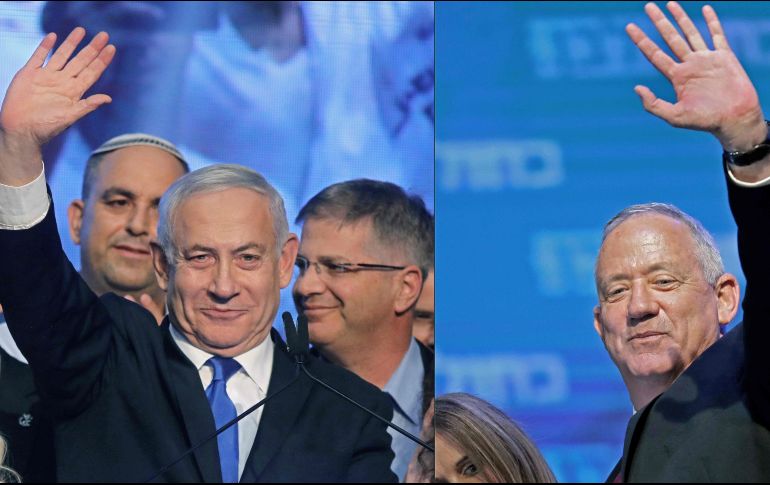 Benjamin Netanyahu (i) saluda hoy a sus seguidos en la sede de su partido Likud en Tel Aviv, mientras Benny Gantz (d) hace lo propio en la sede del Azul-Blanco. AFP/M. Kahana y E. Dunand