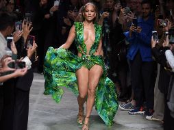 Jennifer Lopez desfiló con un espectacular vestido de seda verde muy escotado. EFE / D. Dal Zennaro