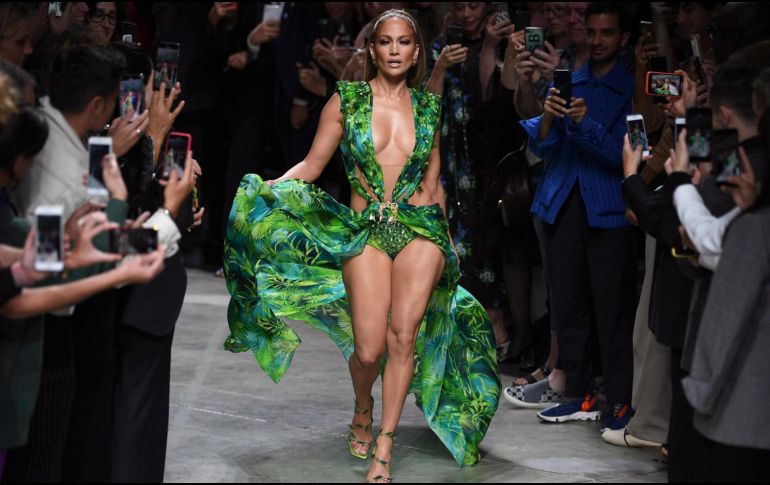 Jennifer Lopez desfiló con un espectacular vestido de seda verde muy escotado. EFE / D. Dal Zennaro