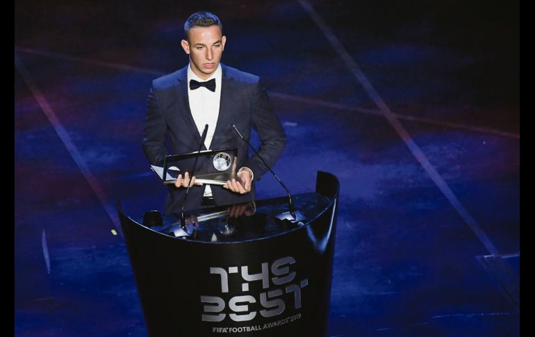 Daniel Szori, del Ferencvaros húngaro se llevó el Premio Puskas. AFP