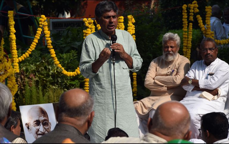 El activista Rajagopal PV pronuncia un discurso a favor de la paz durante una ceremonia de homenaje. AFP/M. Sharma