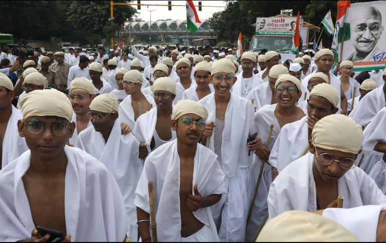Varios sujetos vestidos de Gandhi participan en una marcha para recordar su legado. EFE/R. Gupta