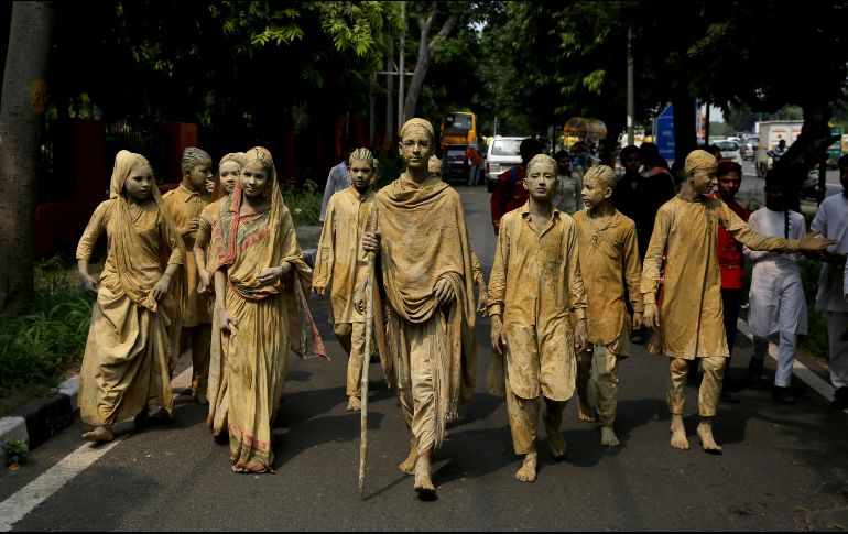 Niños con maquillaje de estatua y vestidos como Gandhi se dirigen a una ceremonia hecha en su honor, en Nueva Delhi. AP/A. Qadri