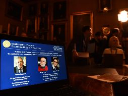En una pantalla de computadora en la Real Academia Sueca de Ciencias se muestran las fotografías de los ganadores del Premio Nobel de Física 2019. AFP/J. Nackstrand