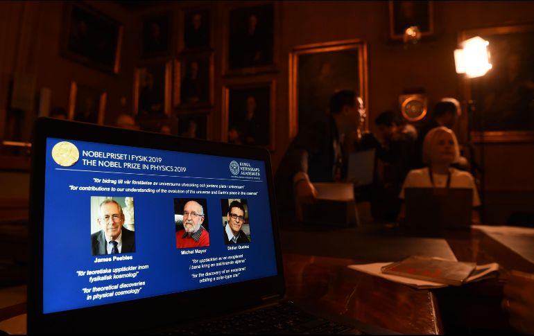 En una pantalla de computadora en la Real Academia Sueca de Ciencias se muestran las fotografías de los ganadores del Premio Nobel de Física 2019. AFP/J. Nackstrand