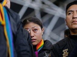 Una mujer policía que forma parte de los elementos retenidos llora durante una asamblea en la Casa de la Cultura de Quito. AP/F. Vergara