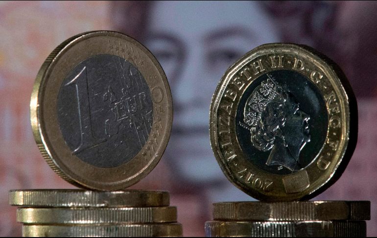 La moneda única se cambiaba hacia las 15.10 GMT a 1.1113 dólares, frente a los 1.1057 dólares en las últimas horas de la negociación europea del mercado de divisas de la jornada anterior. AFP/ ARCHIVO