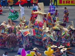 Luego del desfile de presentación de los pilotos, se apreciaron diferentes bailes de las Ocho Regiones de Oaxaca. NTX / I. Hernández