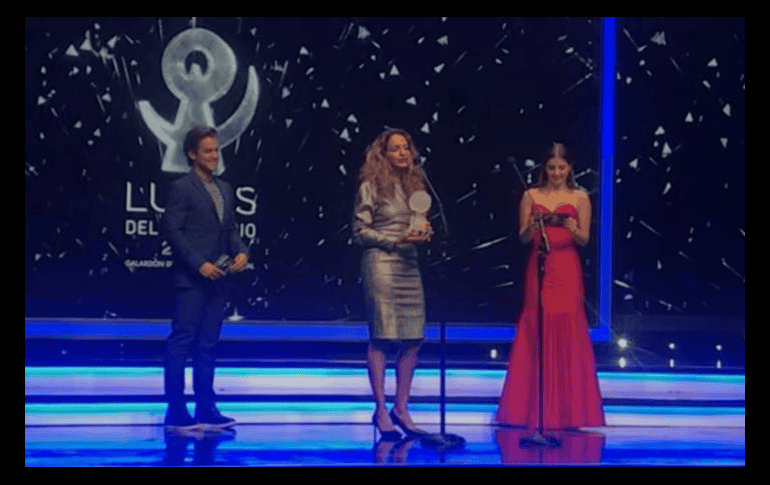 Emilia Hernández, productora Ejecutiva de Despertares y hermana de Isaac, acudió a recibir el premio. ESPECIAL