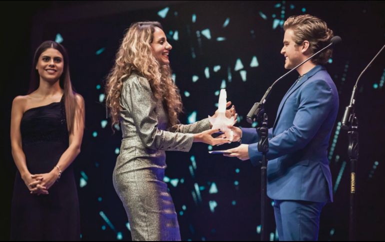 Emilia Hernández recibió el galardón en el Coloso de Reforma. CORTENSÍA / José Jorge Carreón