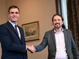 Pedro Sánchez (i) y Pablo Iglesias anunciaron el acuerdo en una conferencia de prensa en Madrid. AFP/G. Bouys