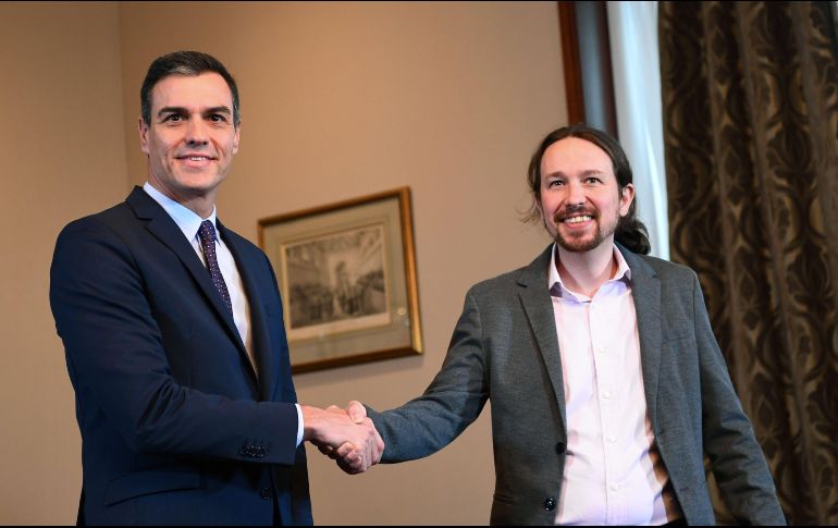 Pedro Sánchez (i) y Pablo Iglesias anunciaron el acuerdo en una conferencia de prensa en Madrid. AFP/G. Bouys