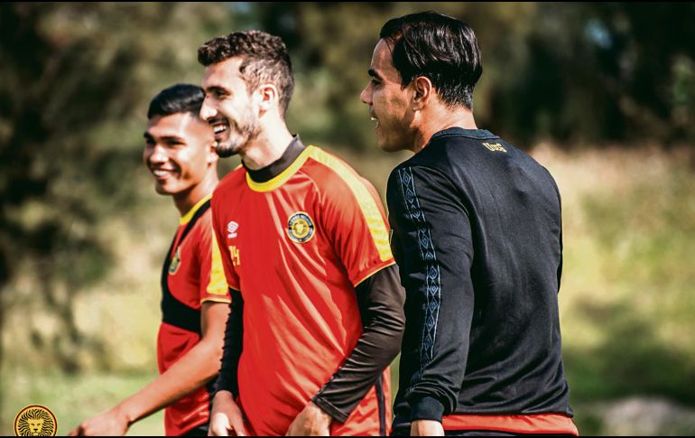 Rodrigo Godínez y Omar Bravo bromean durante el entrenamiento de los universitarios, antes de viajar a Morelos. @leonesnegros