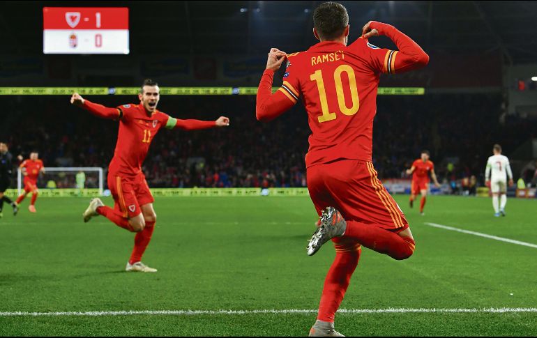 Aaron Ramsey (#10) fue el autor de los dos goles que le dieron la victoria al conjunto galés. AFP