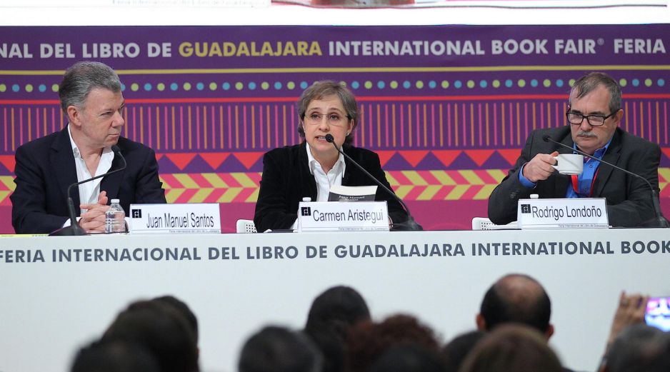 Juan Manuel Santos, Carmen Aristegui y Rodrigo Londoño durante la presentación de 