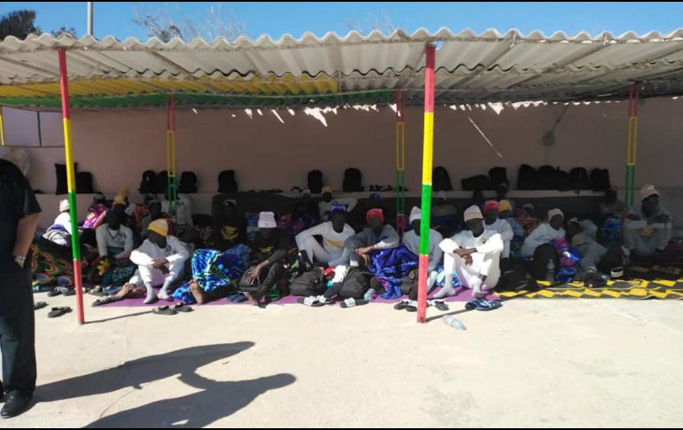 Foto cedida por la OIM que muestra a varios supervivientes del naufragio mientras esperan por atención médica. AFP/OIM