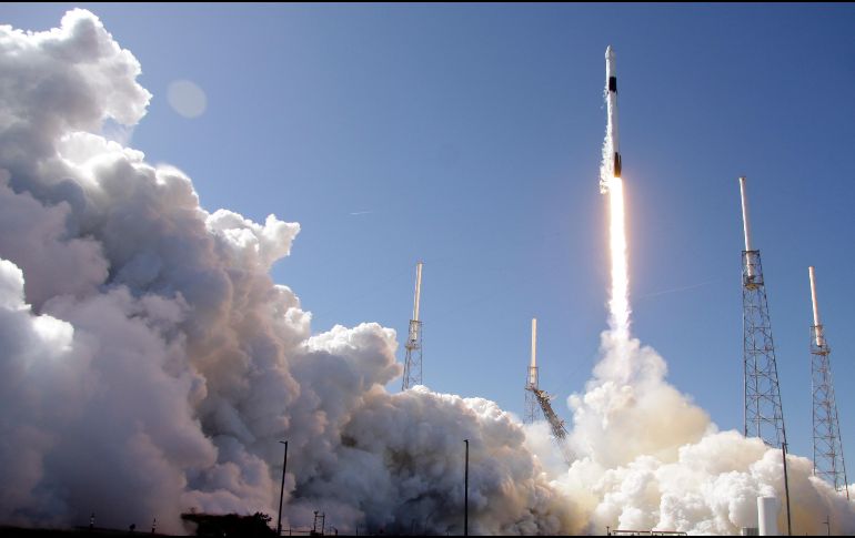 Despegue del cohete Falcon 9, donde viaja el satélite mexicano. AP/J. Raoux