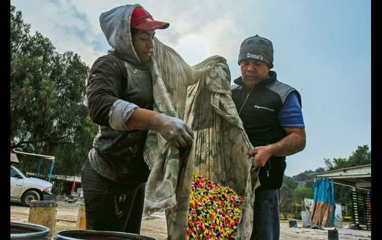 AÑOS DE EXPERIENCIA. Habitantes del pueblo de Tultepec, ubicado en el Estado de México, se han dedicado a la venta y elaboración de pirotecnia durante generaciones. Sin embargo, y aunque les da sustento económico, este oficio les ha generado también decenas accidentes mortales en su comunidad. NTX