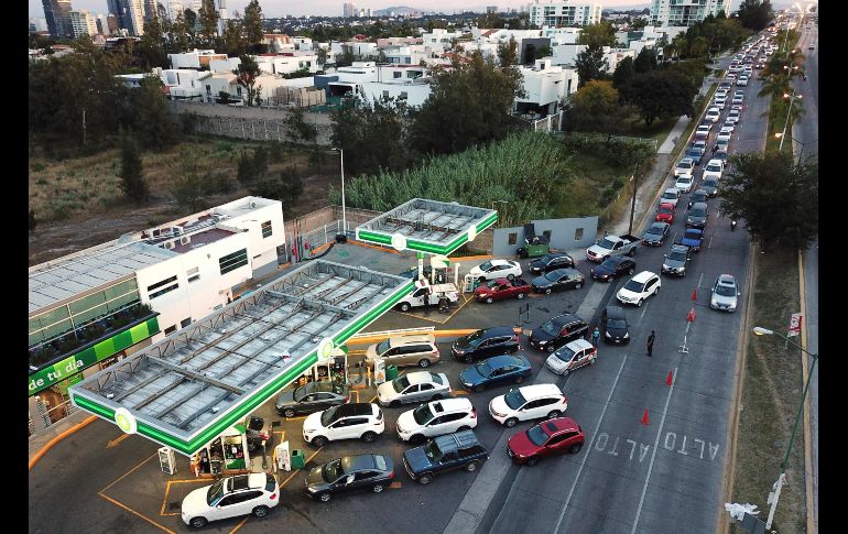 El desabasto de combustible afectó en enero a los conductores, que llegaron a hacer filas de varias horas en gasolineras, como ésta en Zapopan el 6 de enero de 2019. La escasez afectó a varios estados tras la estrategia del Gobierno federal contra el 